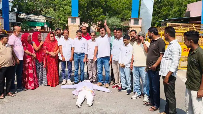 भाजपा प्रदेशाध्यक्ष मदन राठौड़ के बयान के विरोध में कांग्रेस ने जालोर में किया प्रदर्शन एवं पुतला दहन
