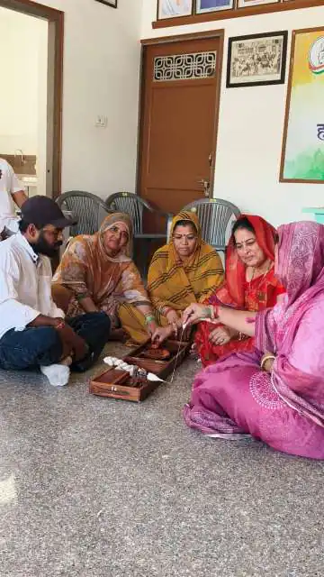 गांधी एवं शास्त्री जयंती पर कांग्रेसजनों ने चरखे से सूत कातकर बापू के स्वदेशी एवं आत्मनिर्भरता के संदेश को किया याद